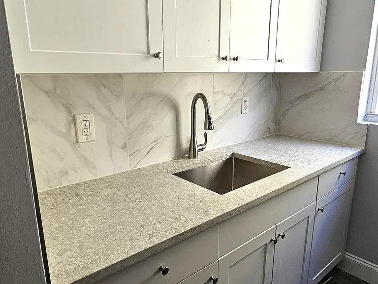 1142 SW 4th St #9 — Photo 3