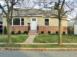 55 Elm St, Hicksville, NY 11801