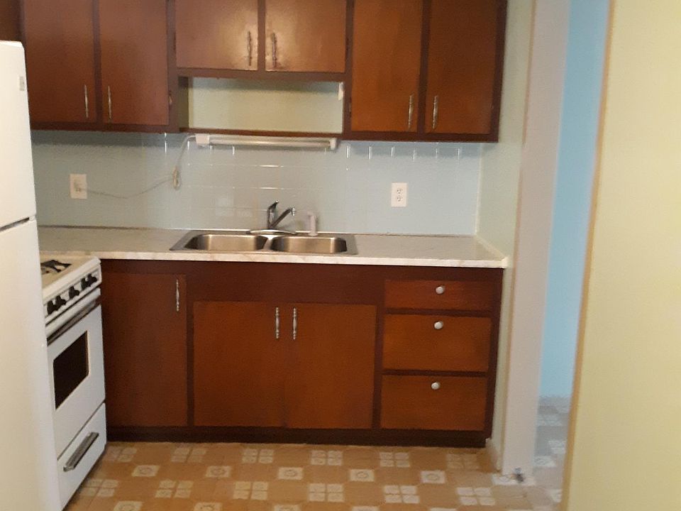 2nd image of 8525 Ridgedale Rd