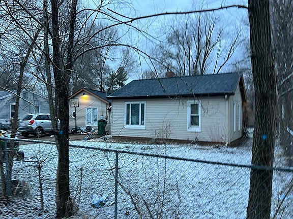 2nd image of 410 Wellington Ave