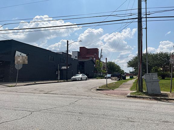 4th image of 2221 Wentworth St