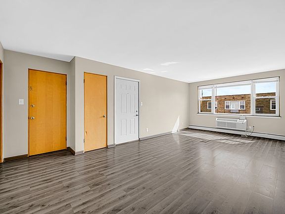 3rd image of 1307 Calumet Ave #4