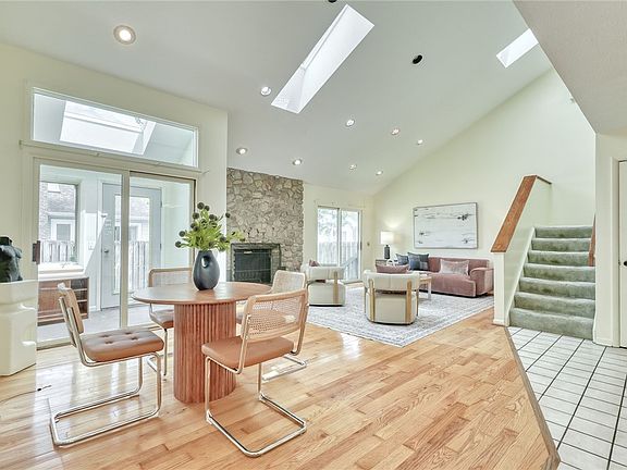 3rd image of 14 Gailhaven Ct