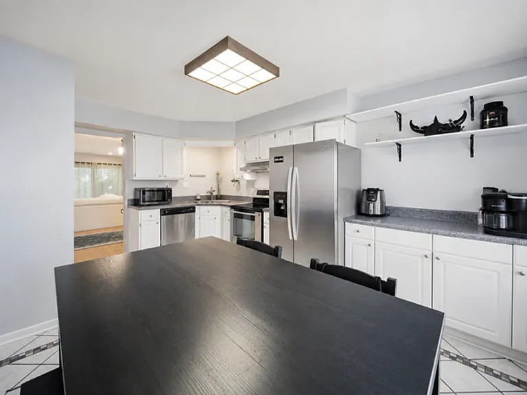 719 Waters Dr — Photo 5