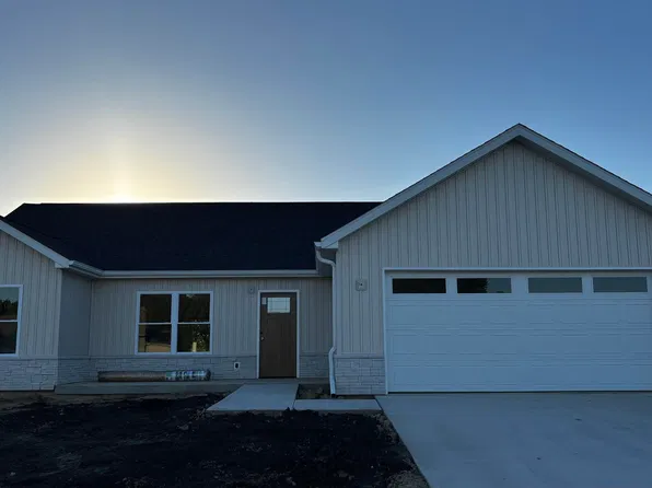 1221 Parkview Dr, Eureka, IL 61530