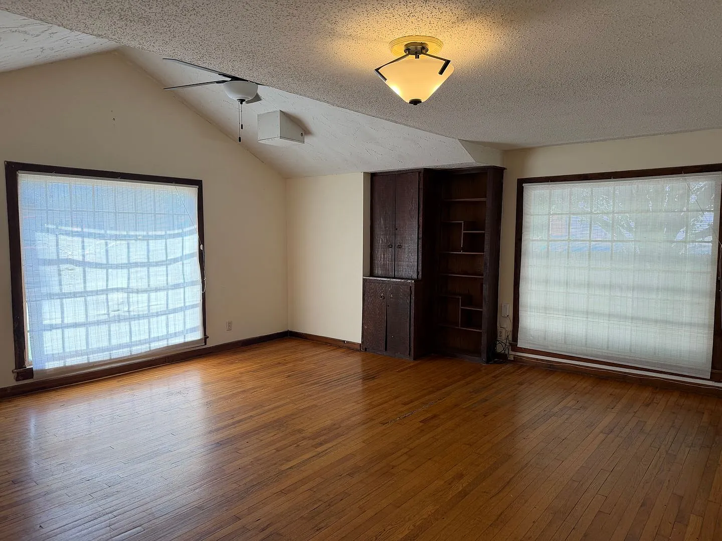 Cute 2 bedroom bungalow next to MSU — Photo 3