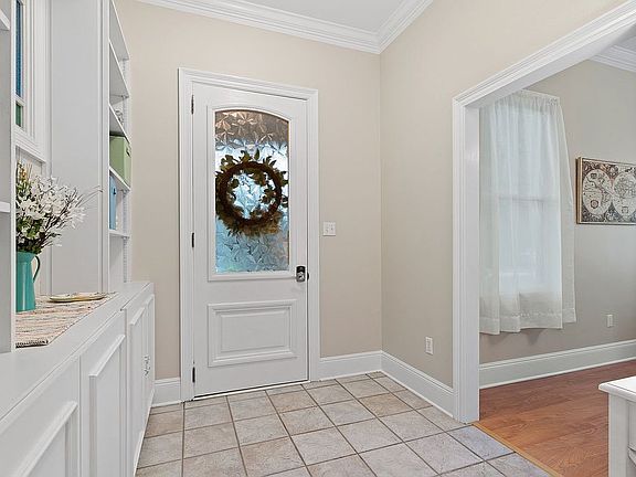 Foyer w/ built in