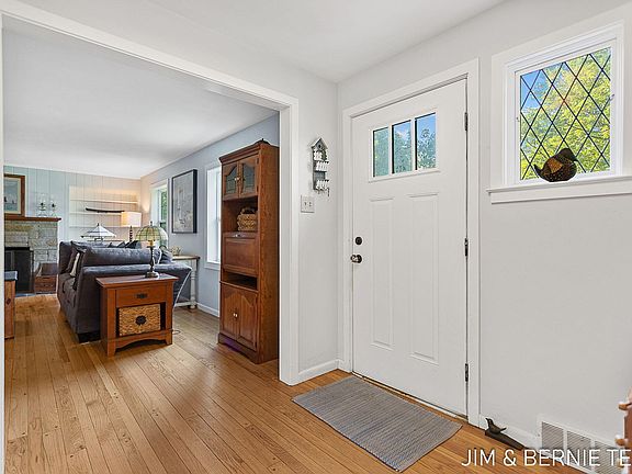 5th image of 131 E 31st St