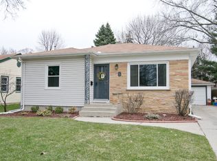 16 S Evanslawn Ave, Aurora, IL 60506