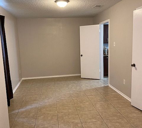 3rd image of 2339 Oxford Pl