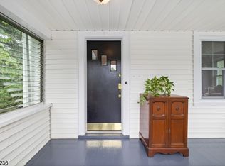 9 Castle Pl, Gillette, NJ 07933