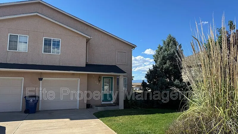 3 bed, 3.5 bath, 2687 sqft, $1,900 — Photo 1