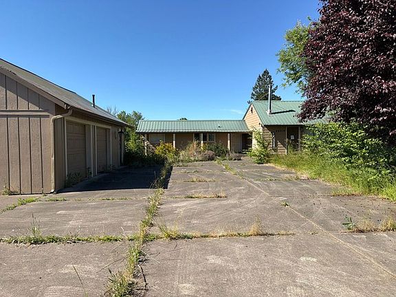 Exterior Neighborhood (street photo)