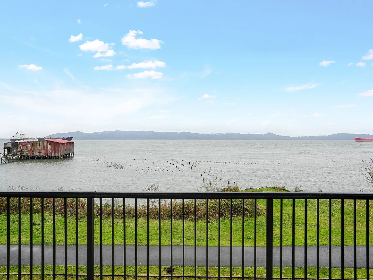 Astoria Waterfront — Photo 3