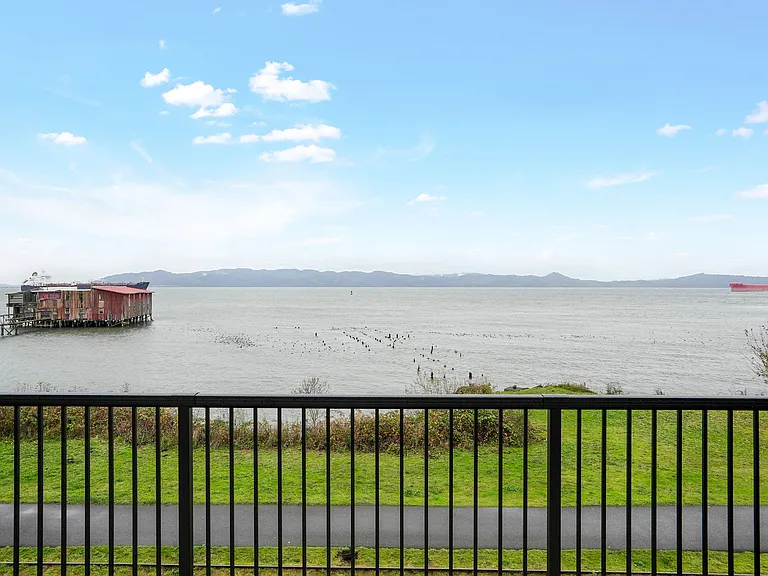 Astoria Waterfront — Photo 3