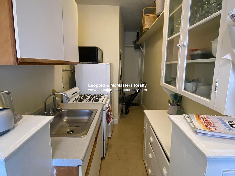 2nd image of 228 Kelton St #4U