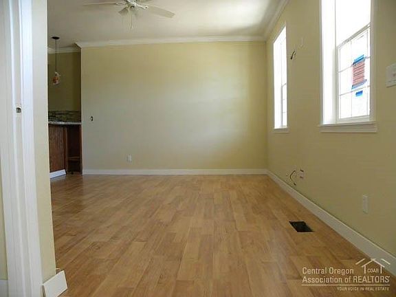 5th image of 667 SE 2nd St