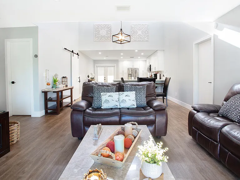 10048 SW 16th St — Photo 15