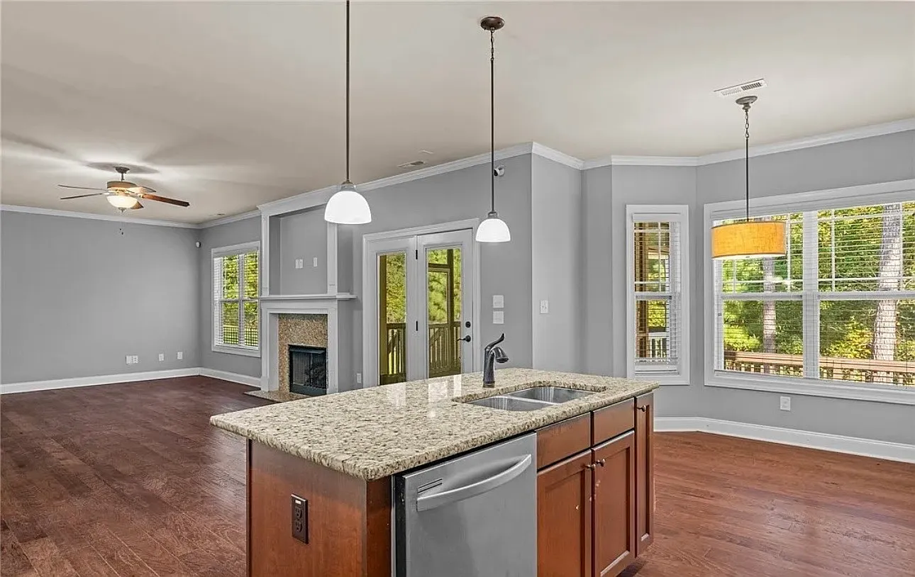 4 bed, 2.5 bath, 2427 sqft, $2,400 — Photo 2