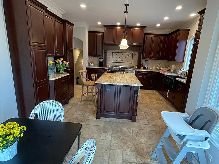 2411 Greenwood Ave — Photo 4