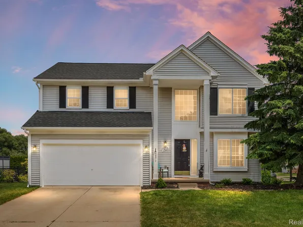 1018 Shetland Dr, South Lyon, MI 48178