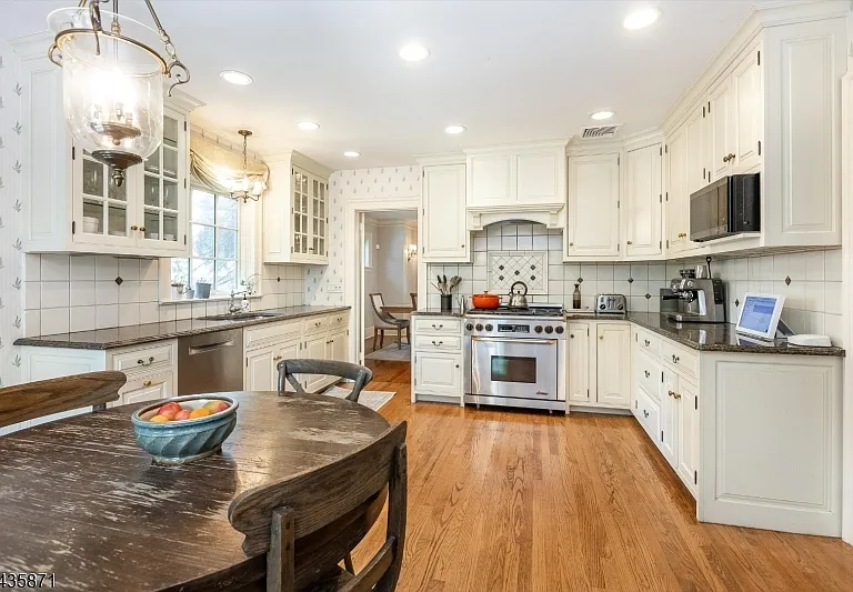 242 Forest Ave — Photo 17