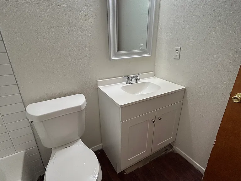 1011 W 23rd St #201 — Photo 8
