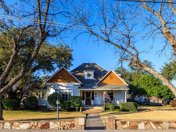 409 E Main St, Llano, TX 78643
