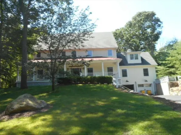17 Nadworny Ln, Stony Brook, NY 11790