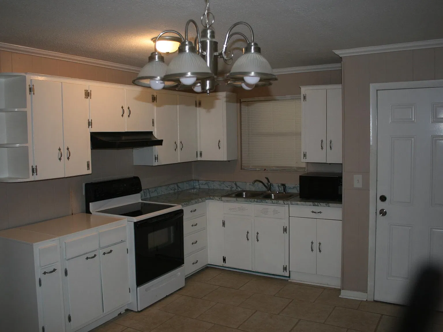 4 bed, 1.5 bath, 1490 sqft, $1,500 — Photo 3