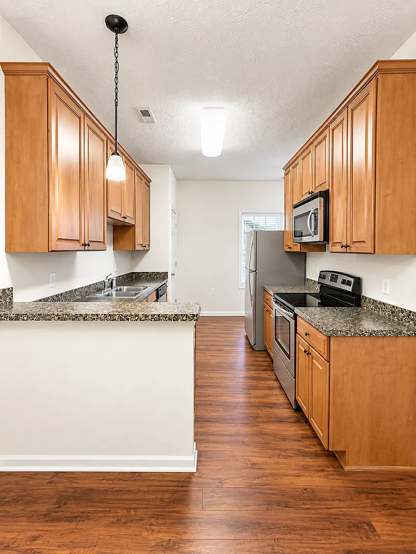 Two Master Suite Apartment Townhouse — Photo 4