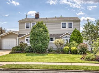 24 Summer Ln, Hicksville, NY 11801