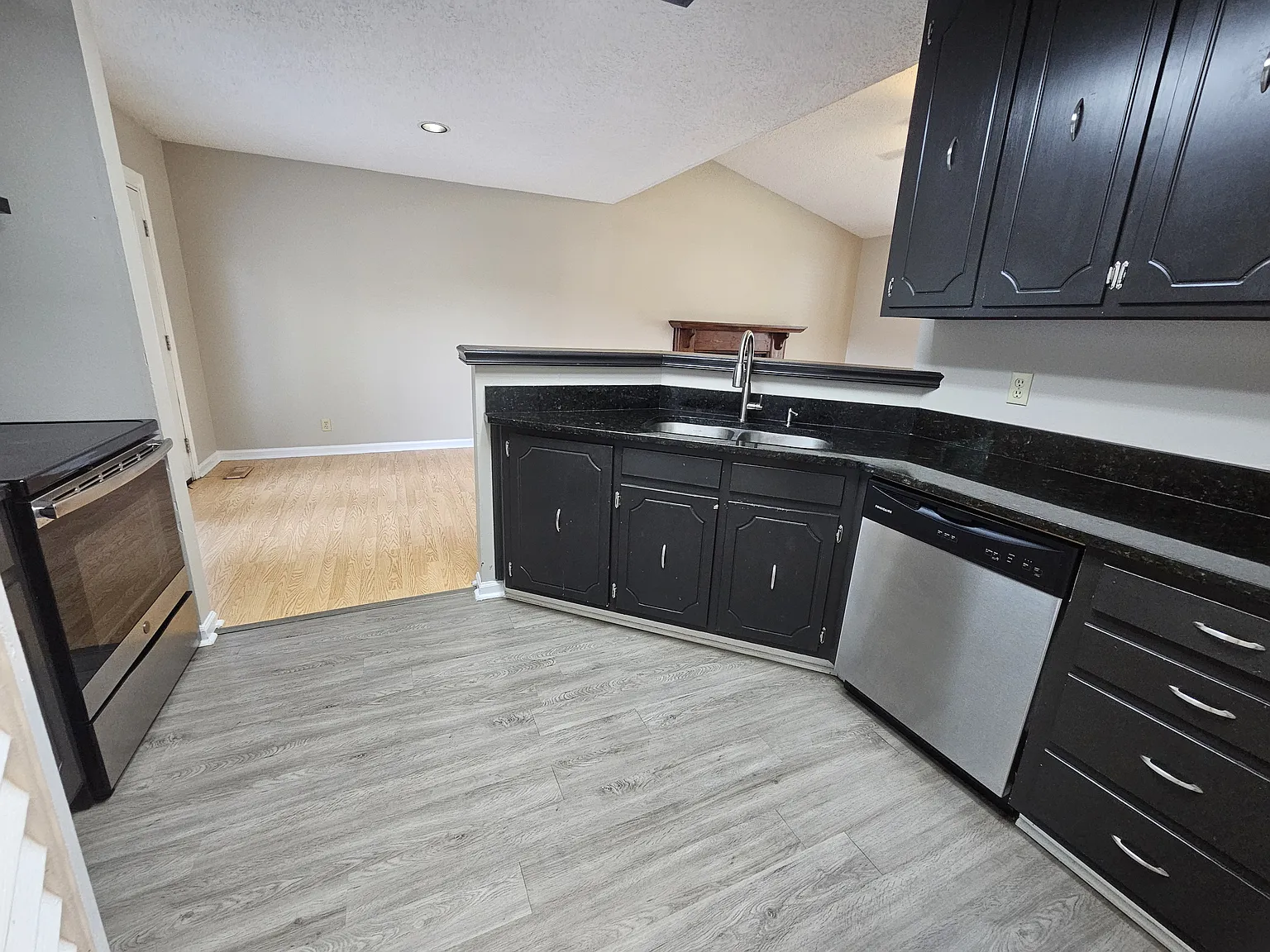 2 bed, 1062 sqft, $1,600 — Photo 2