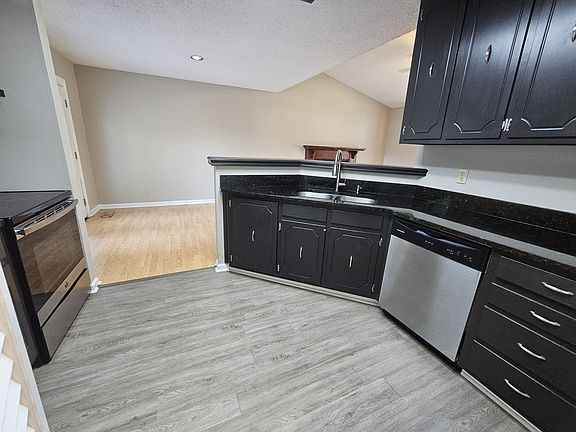3rd image of 1529 Stonehill Rd