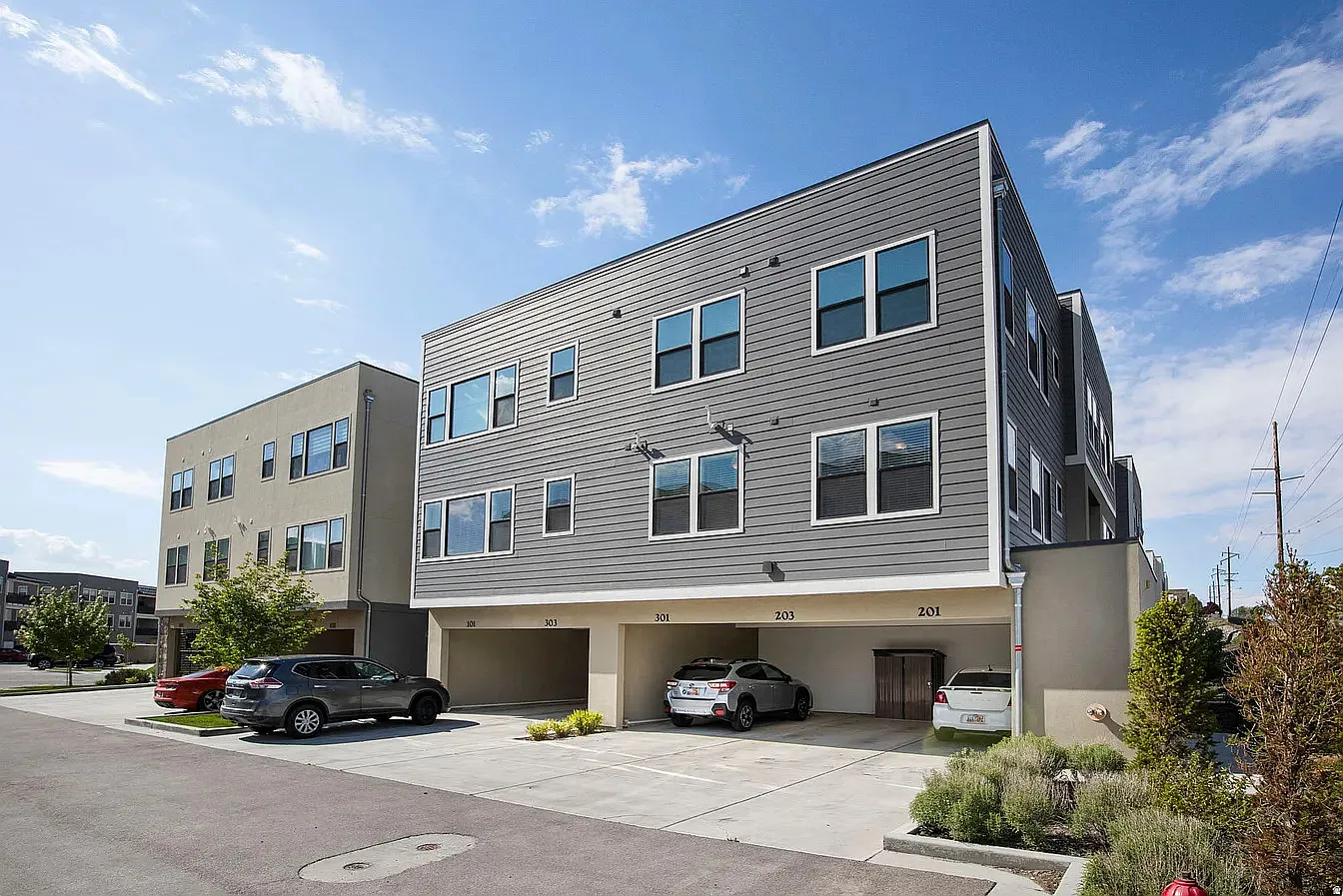 2 bed, 1011 sqft, $2,050 — Photo 1