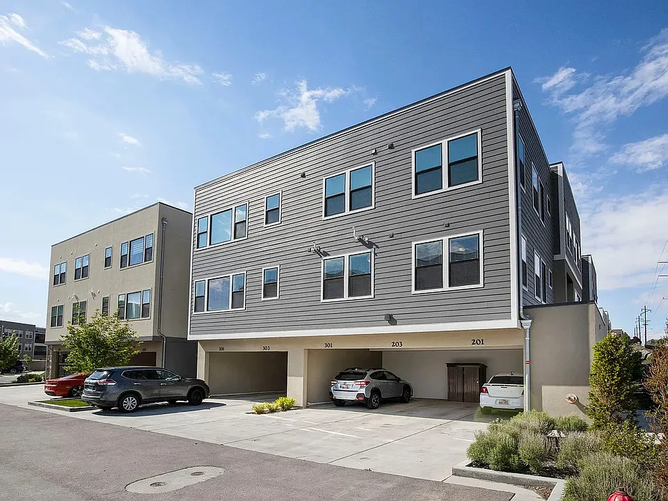 8373 S Iris Lumi Ln #203