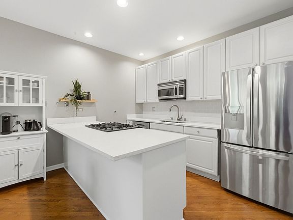 4th image of 1840 W Diversey Pkwy APT B