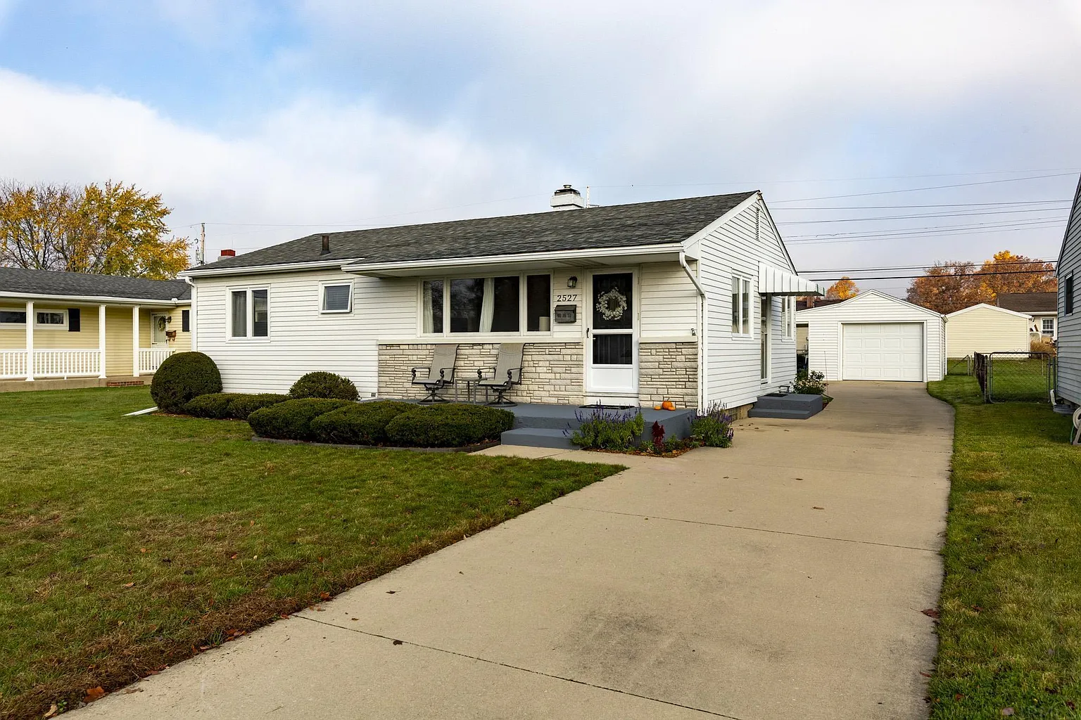 2527 Macarthur Ave photo 1