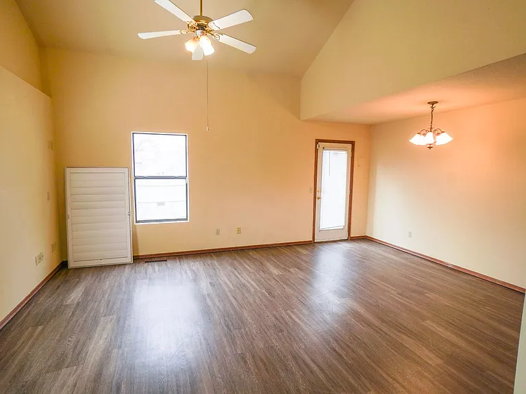 3318 Ridgecrest Cir — Photo 2