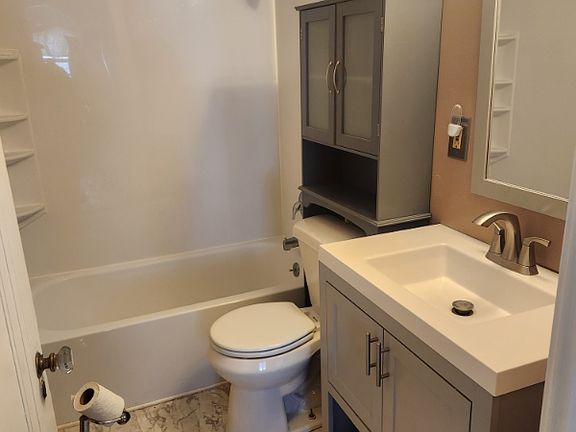 4th image of 2173 Eldred Ave