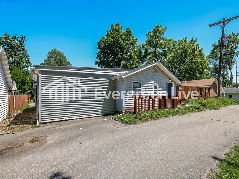 2961 Berkley St — Photo 15
