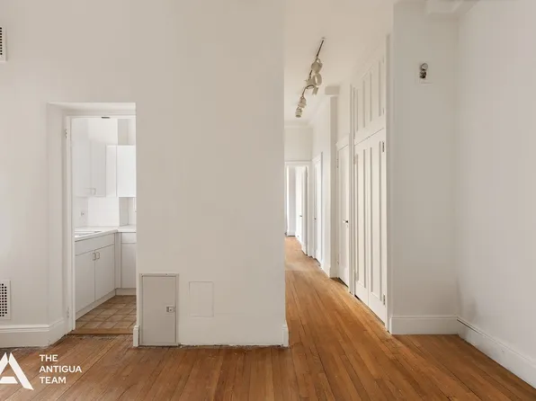 45 East 66th Street 4N image 2 of 9
