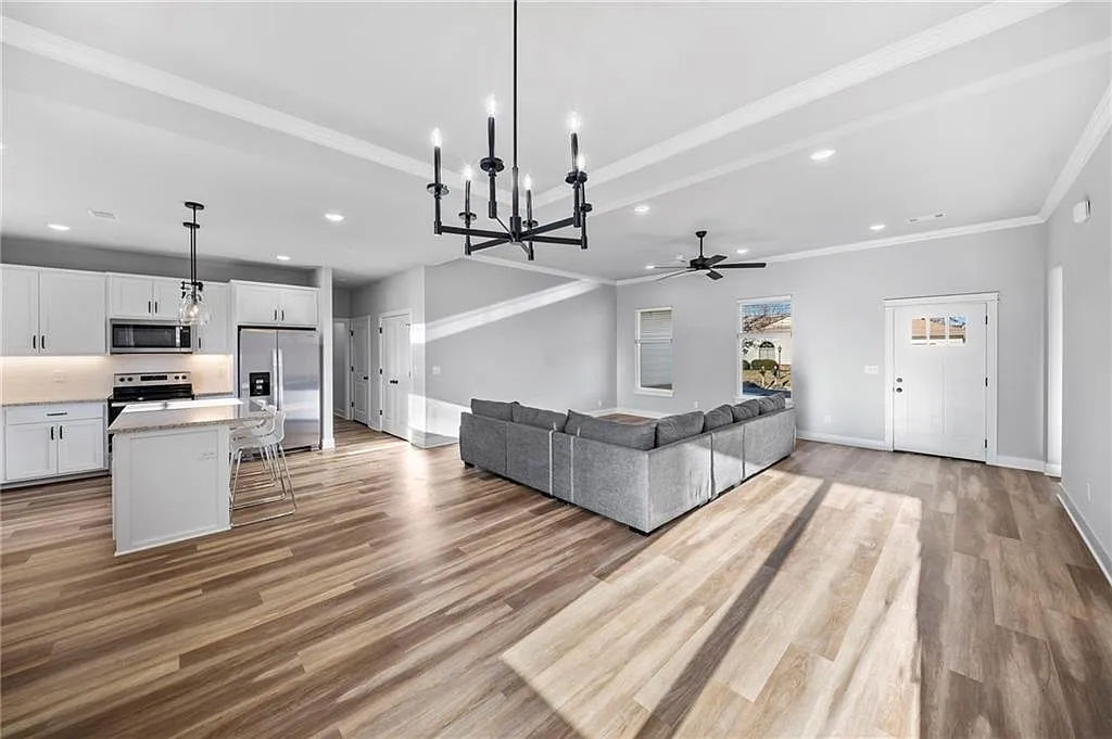 4 bed, 1919 sqft, $2,295 — Photo 3