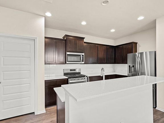 5th image of 145 Goldfinch Dr
