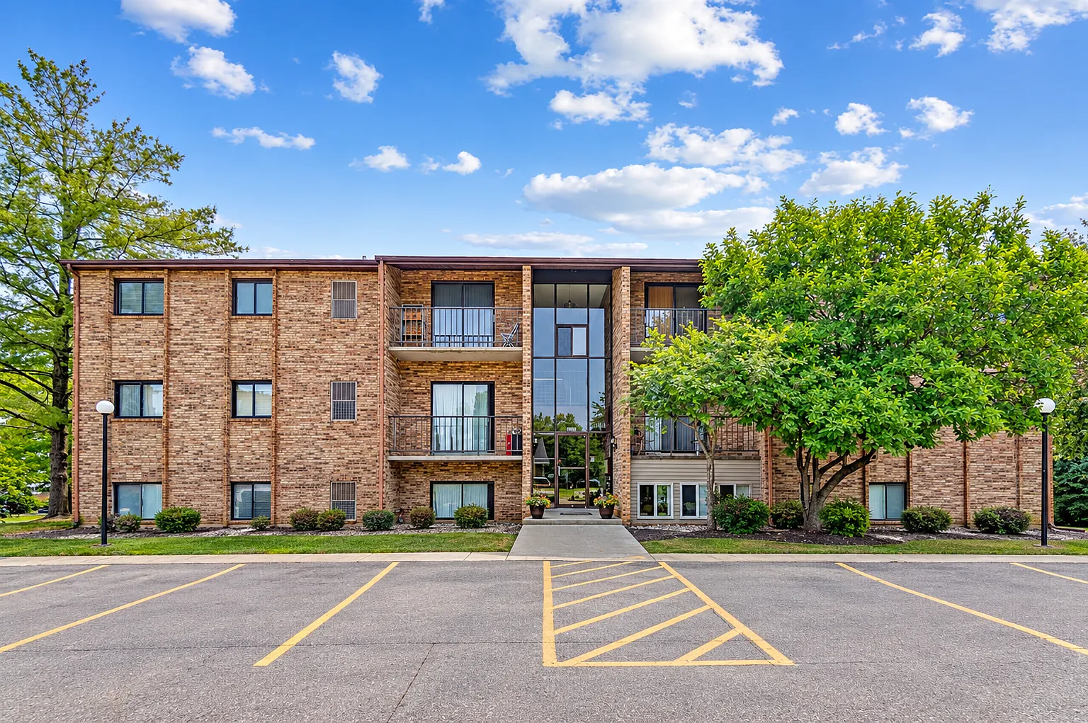 2 bed, 1.5 bath, 904 sqft, $1,225 — Photo 1