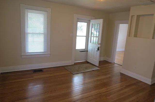 3 bed, 1.5 bath, 1600 sqft, $1,600 — Photo 2