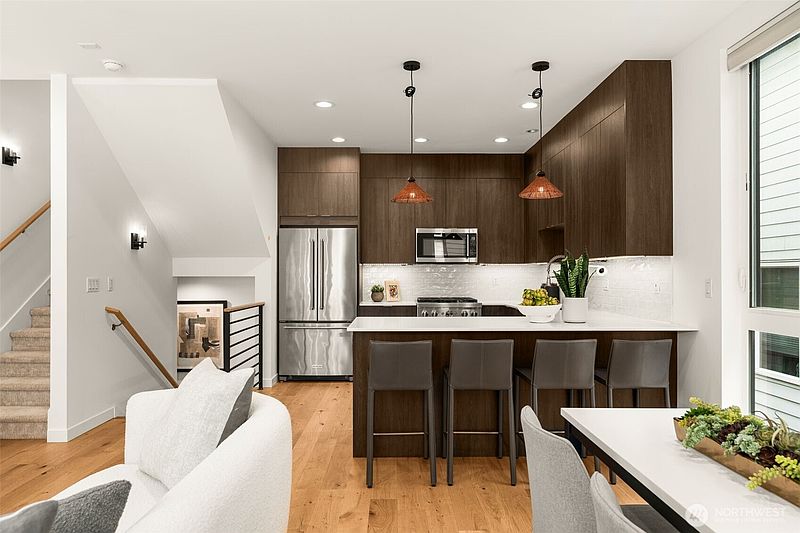 5th image of 2368 Franklin Avenue E #B