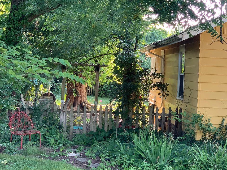 2nd image of 1208 S Fess Ave