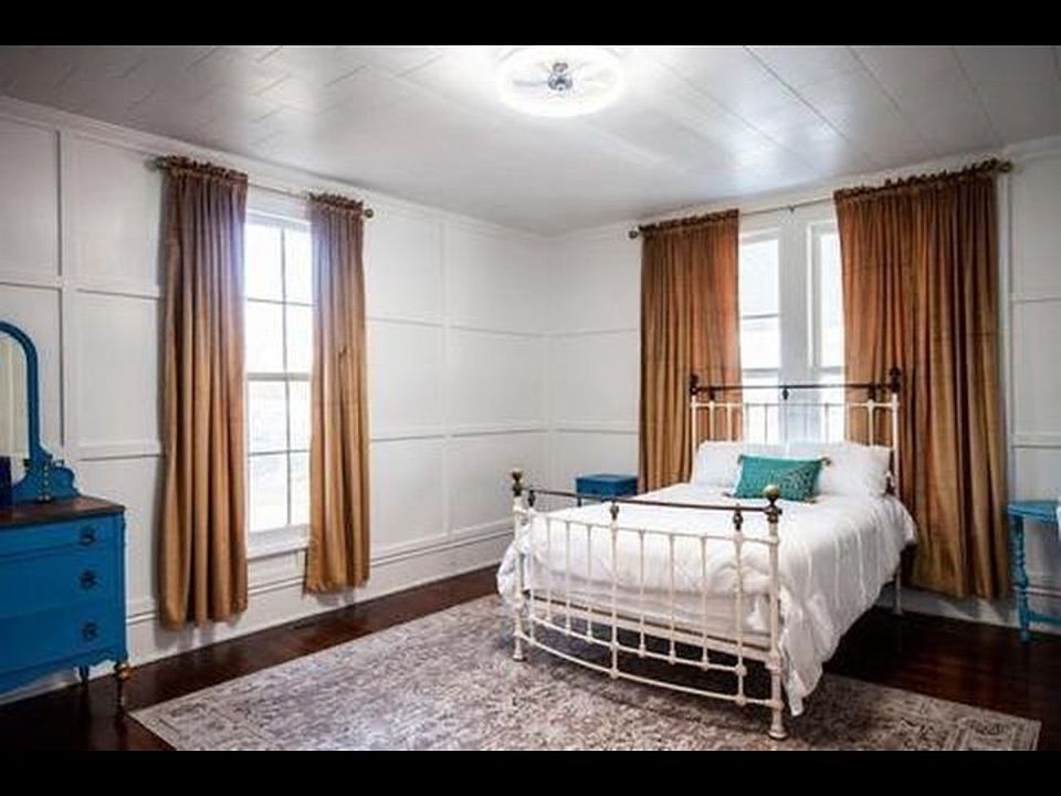 1st image of 207 Retreat St