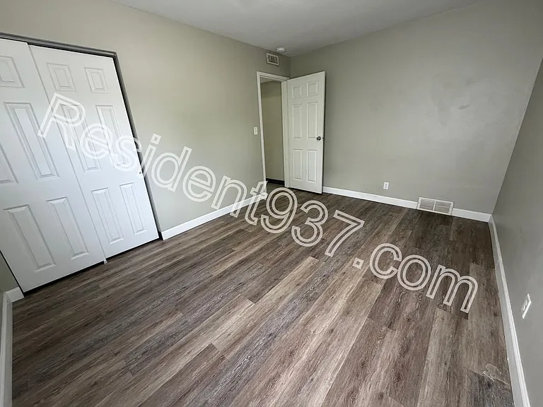 1143 Blakley Dr — Photo 12